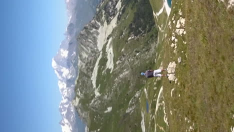 excursionista se encuentra en roca tomando en el monte blanc en los alpes