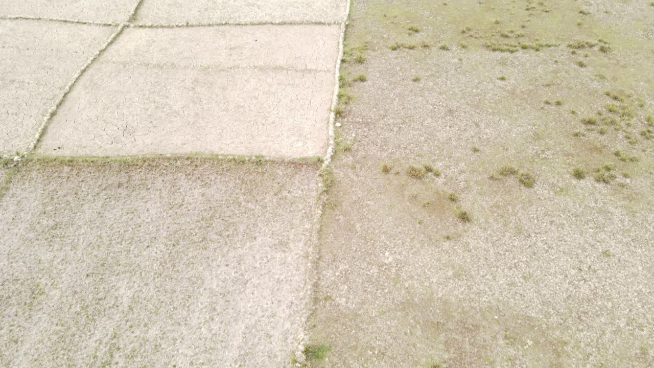 vista de ángulo alto de tierras de cultivo áridas como en el paisaje de sequía