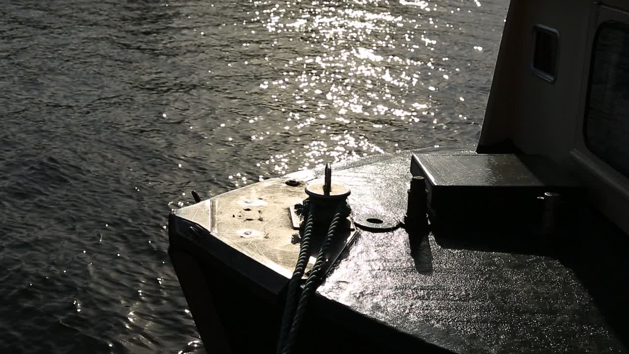 핀란드의 평화로운 항구에서 해가 지는 동안 작은 배의 클로즈업