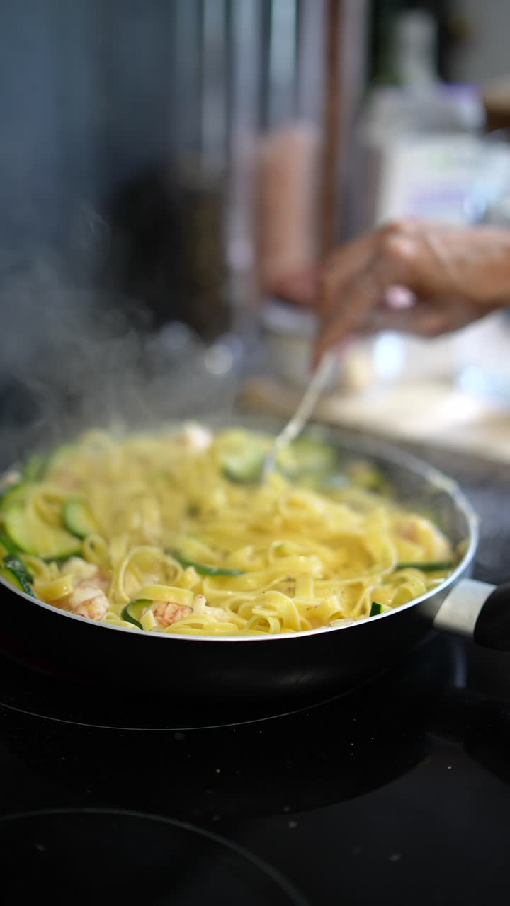 cocción de fettuccine de camarón cremoso con calabacín