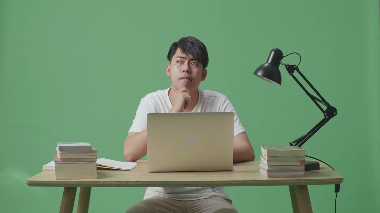 노트북에서 일하는 학생