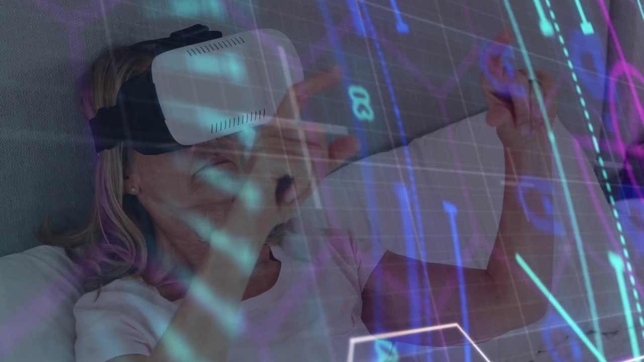 una donna caucasica anziana che indossa un auricolare vr a letto a casa