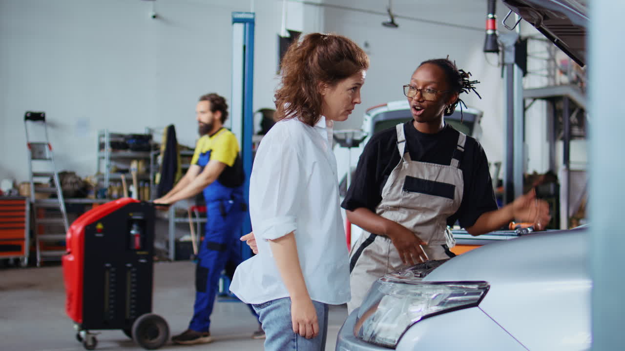 ingeniero en el garaje repara el coche de los clientes