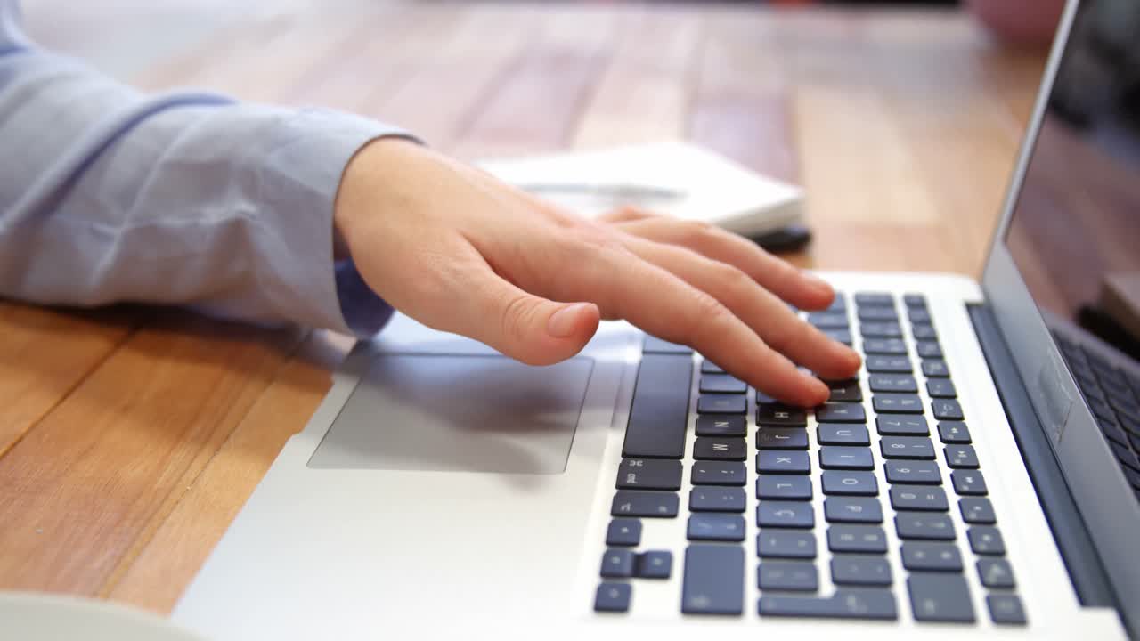 책상 에서 커피 한 잔 을 마시면서 노트북 에서 일 하는 여자