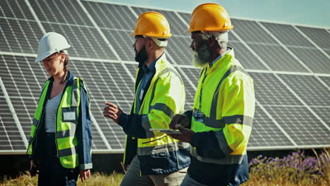 Equipo-En-La-Planta-De-Paneles-Solares-Para-Discusión