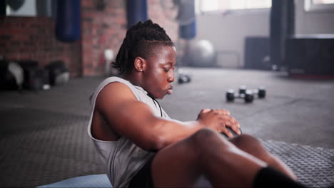 man exercising abs in gym