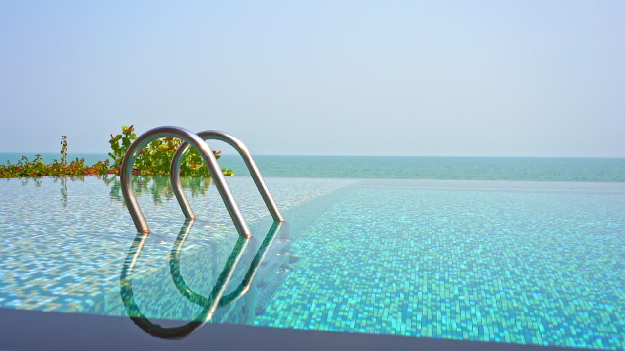 Ein Infinity-Pool, der optisch mit dem Meereshorizont in der Ferne verschmilzt.