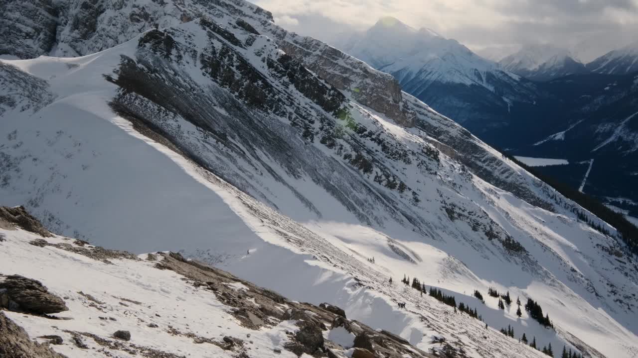 겨울의 화창하고 화창한 날 거대한 산, 느린 팬 틸트