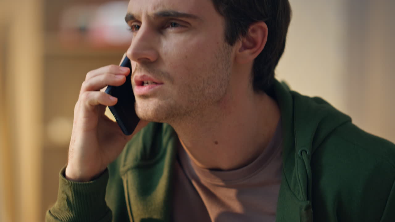 클로즈업 심각한 남자 전화 휴대 전화 빛 사무실 창조자 손 그림 태블릿