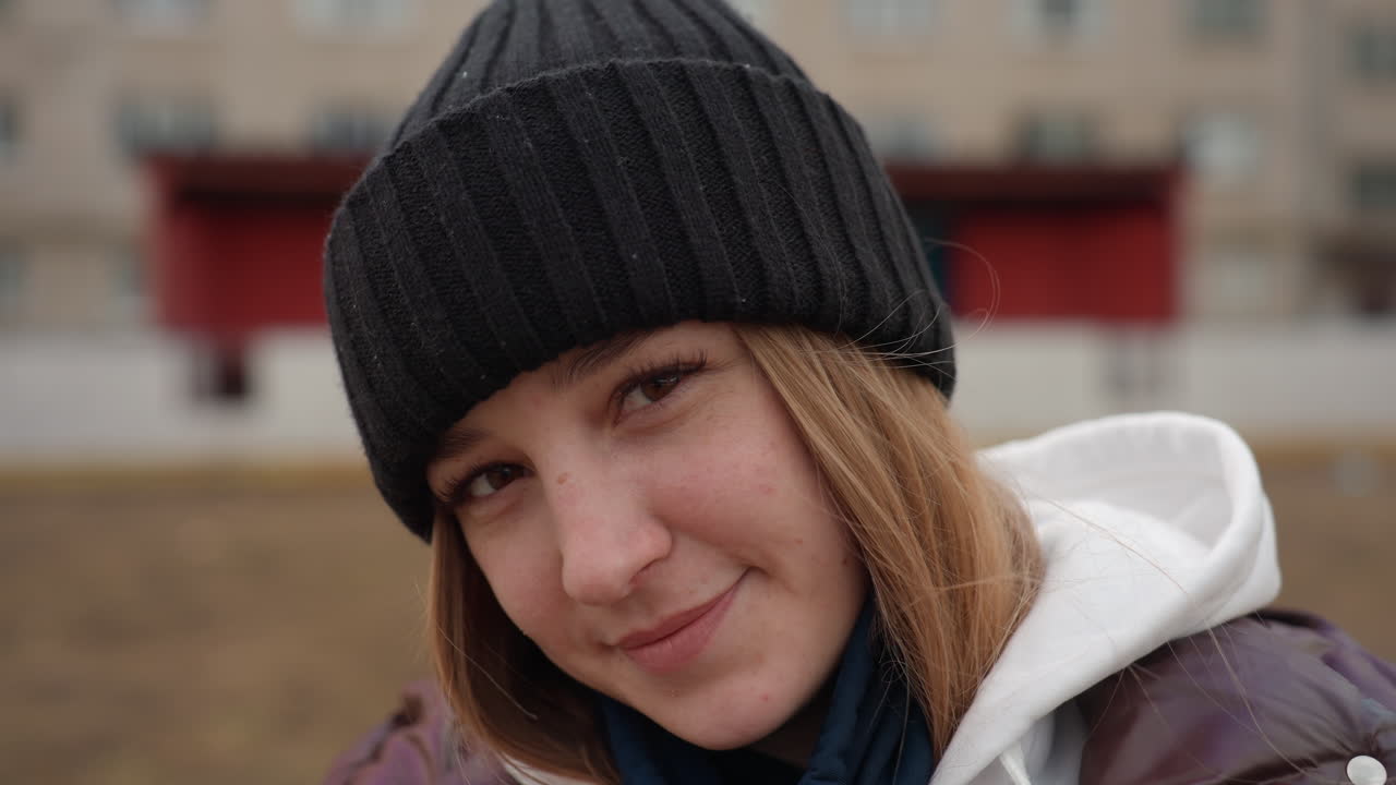 cheerful urban woman, urban female effortlessly exudes friendliness and authentic happiness, joyous city lady with authentic smile demonstrates warmth and cheerful spirit in urban environment