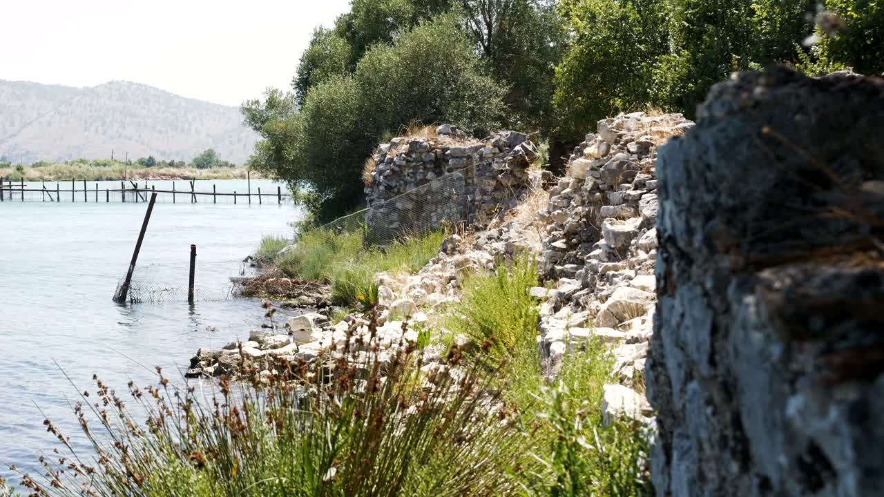 бутринт, албания, вид на берег озера возле древних руин