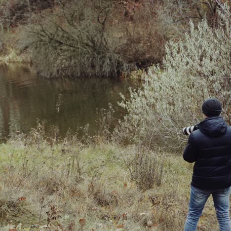 hombre tomando una foto del paisaje