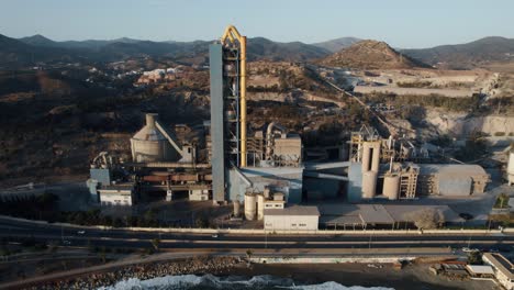 Vista-De-Drones-Del-Sitio-De-La-Planta-De-Energía-Y-La-Carretera-En-Peñón,-España