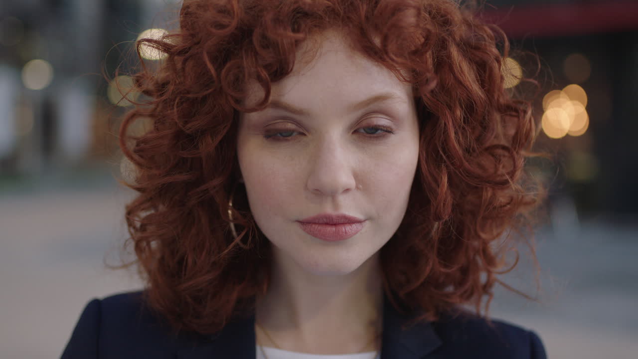 atractiva mujer de negocios de cabeza roja retrato de una mujer joven y elegante en la ciudad