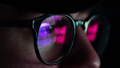 hombre en su computadora por la noche luz azul ultravioleta golpeando gafas - primer plano de mano