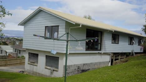 hogar de nueva zelanda la casa y el patio trasero en un día soleado