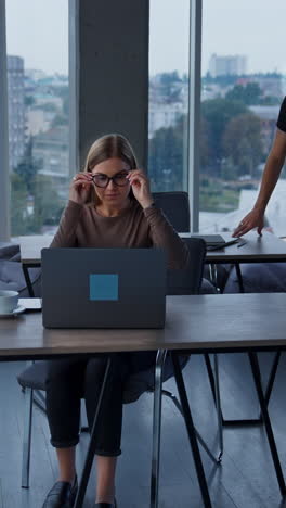 colegas de negocios trabajando juntos en una oficina moderna