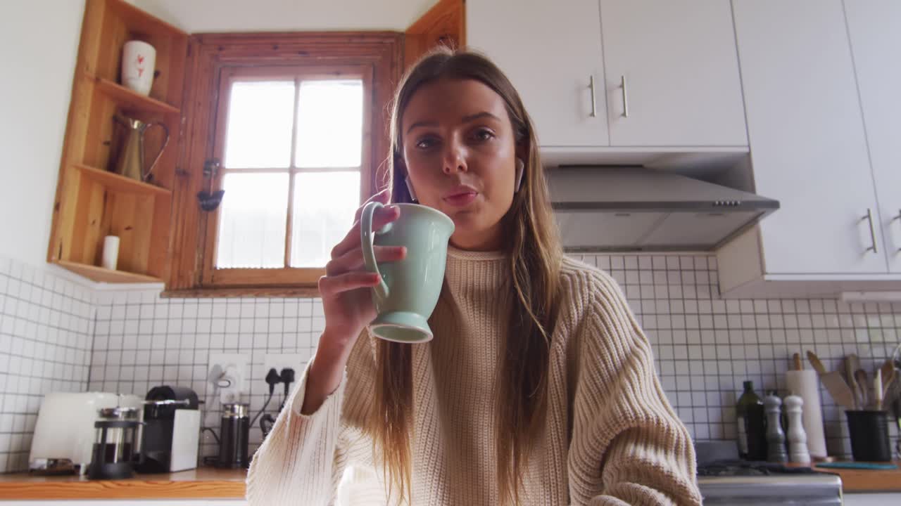 Ritratto di donna che beve caffè in cucina