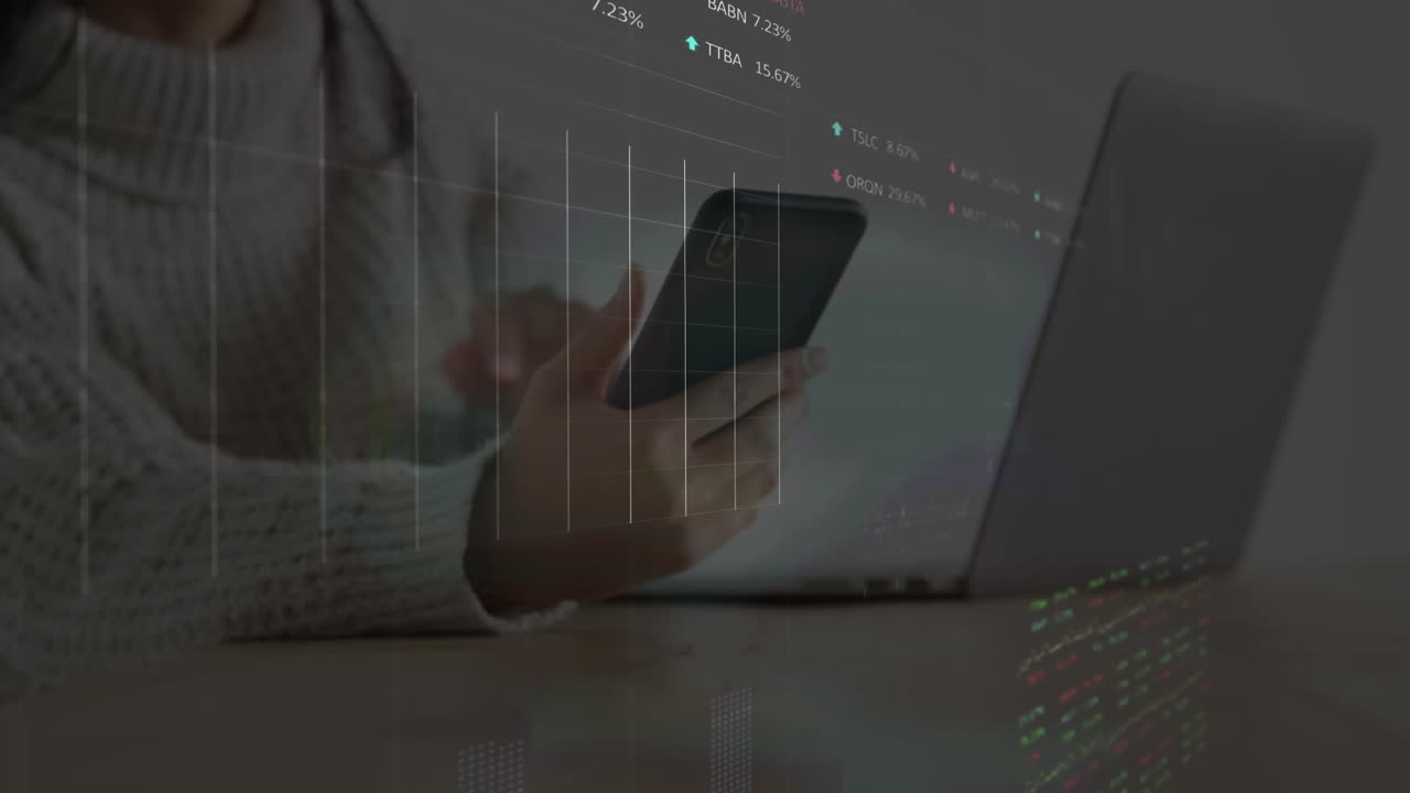 animazione di statistica, elaborazione dei dati del mercato azionario su una sezione centrale di una donna che usa un portatile