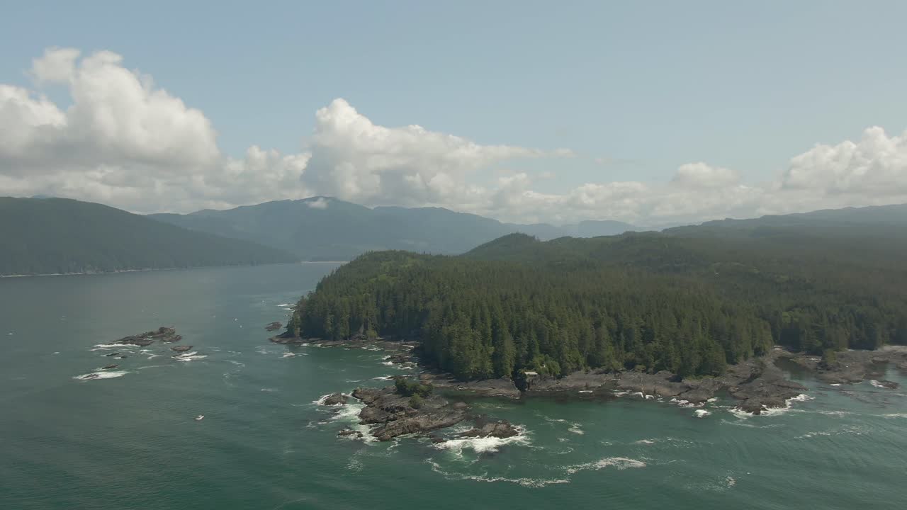hermosa vista aérea del paisaje de la rocosa costa del océano pacífico en el sur de la isla de vancouver durante un día soleado de verano