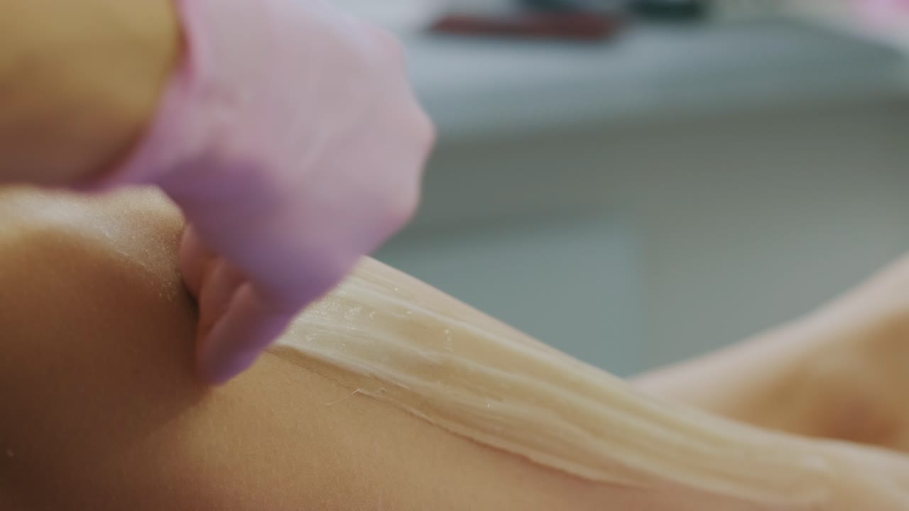 Hårfjerning af kvindeben med honning eller sukkerpasta. Sugaring hårfjerning. Skønhedskoncept. Sugaring. Epileringsproces. Ben.