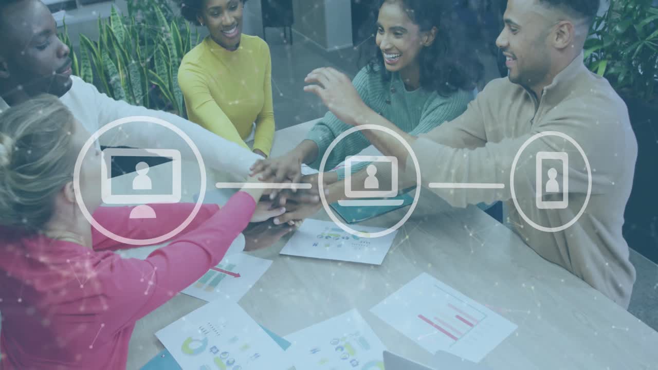 animación de iconos y procesamiento de datos sobre diversas personas de negocios apilando manos en la oficina.