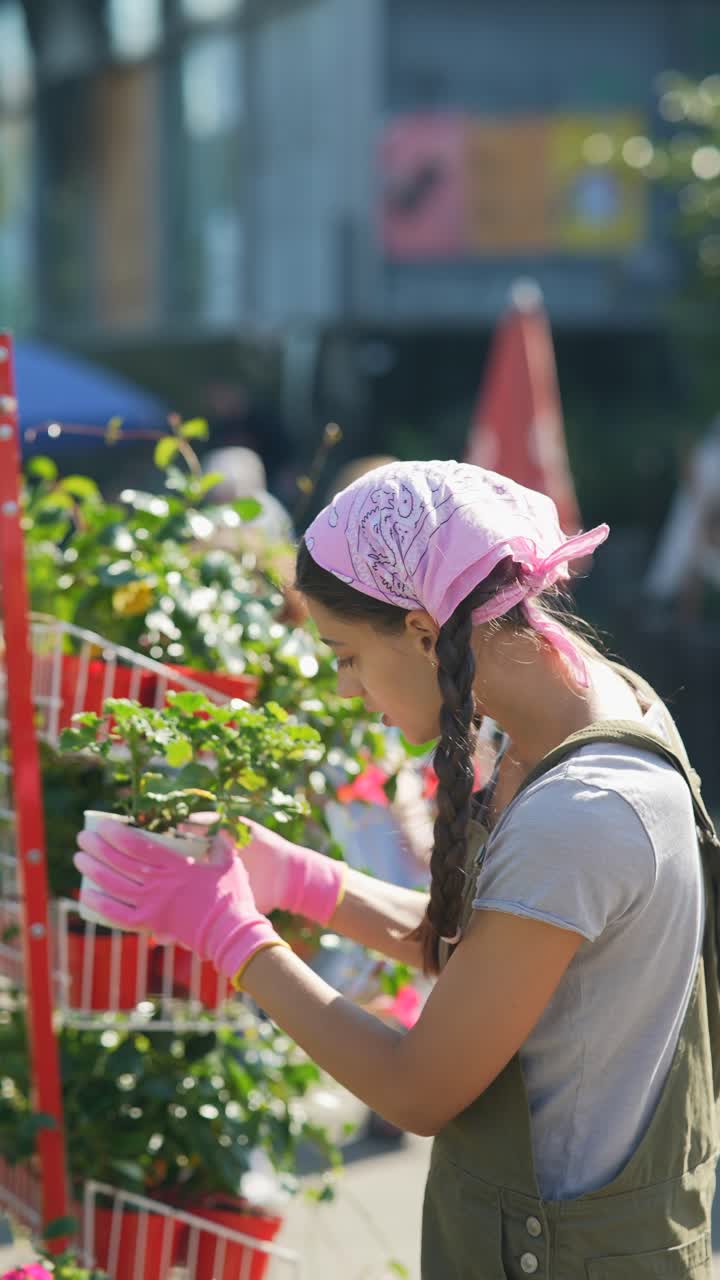 시장 에서 꽃 을 파는 십대 소녀