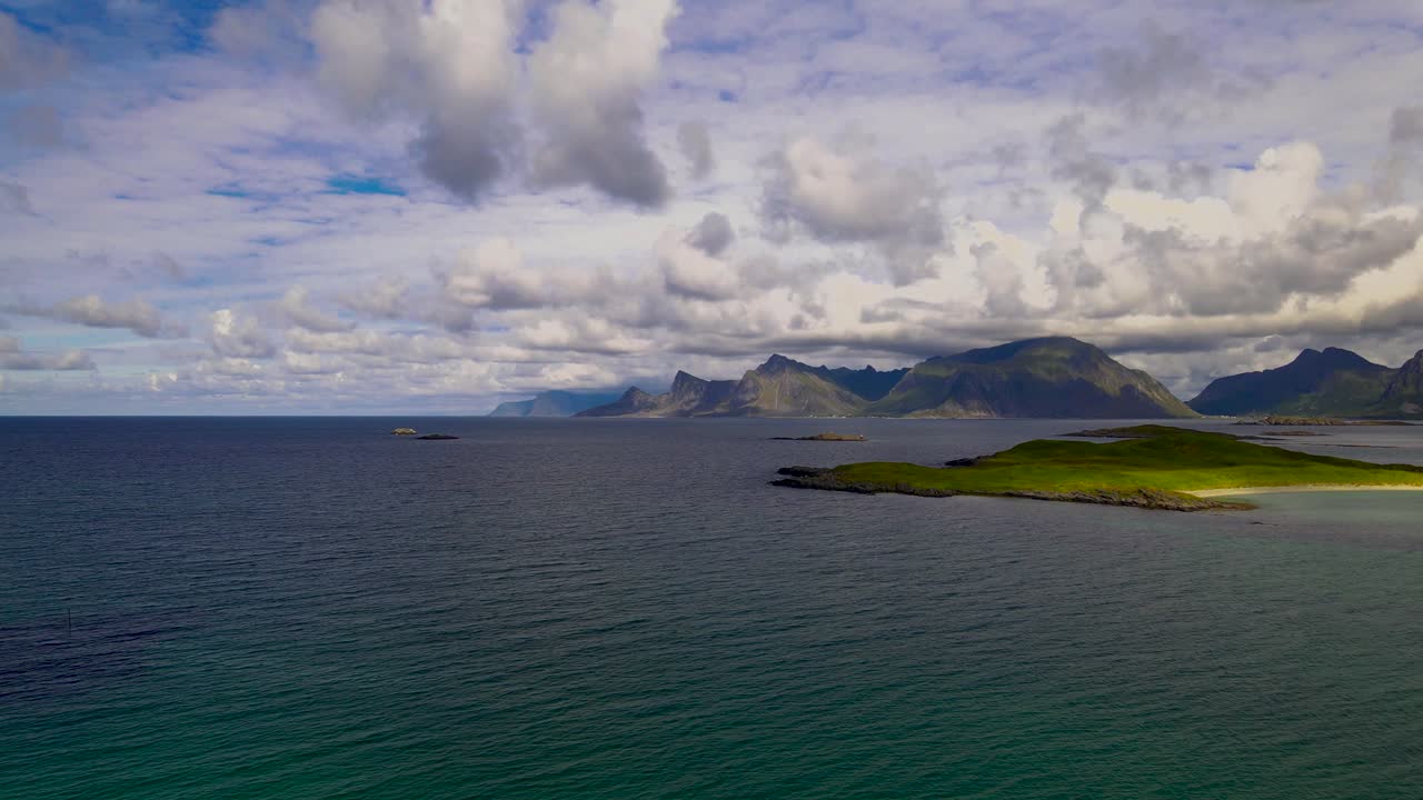 항공:아름다운 여름날 수정처럼 맑은 북극 바다