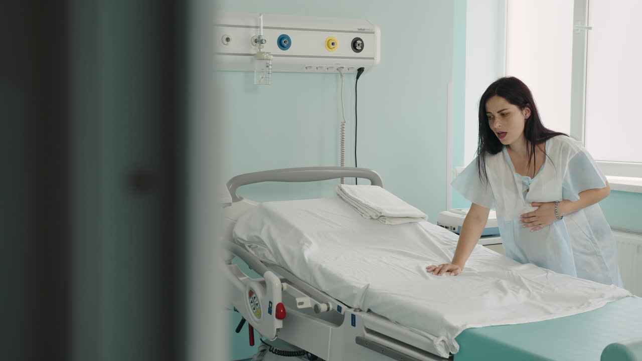 mujer embarazada en sala de espera de parto