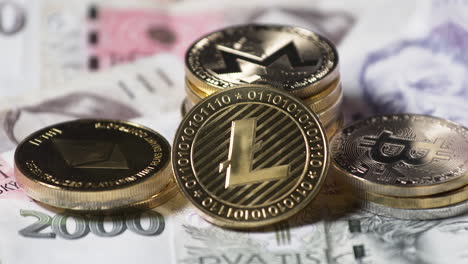 zoom su litecoin e altre monete di criptovaluta sulle banconote ceche
