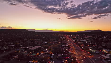 Filmische-Dämmerungsaufnahmen-Von-Sedona,-Arizona,-Mit-Den-Bergen-In-Der-Ferne