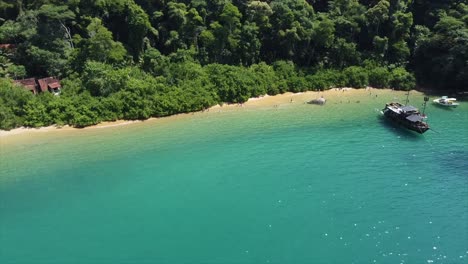 Barco-Pirata-Ancló-En-Una-Pequeña-Playa-De-Aguas-Cristalinas-En-El-Océano-Brasileño