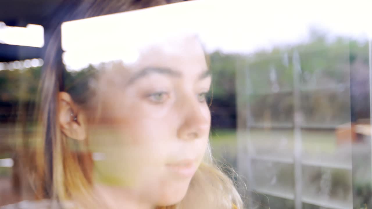 창문 4k를 통해 밖을 바라보는 여자