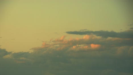 Las-Nubes-De-Lapso-De-Tiempo-Viajan-A-Través-De-Un-Cielo-Al-Atardecer