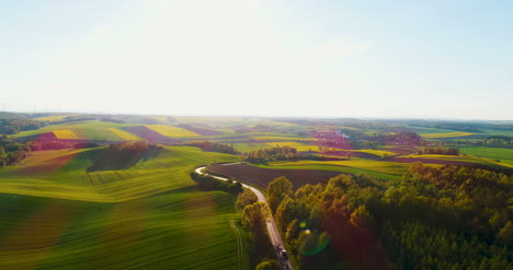 Verkehr-Auto-Vorbeifahren-Autobahn-Luftaufnahme