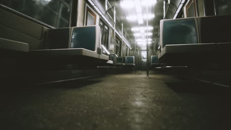 dentro del vagón vacío del metro de nueva york