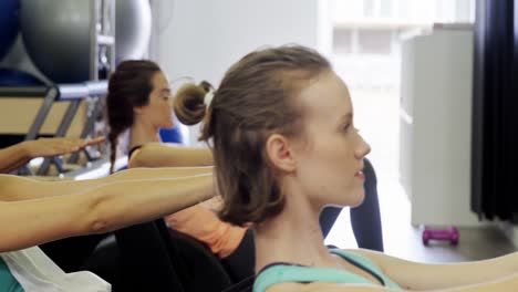 Hermosas-Mujeres-Haciendo-Ejercicio-En-El-Gimnasio