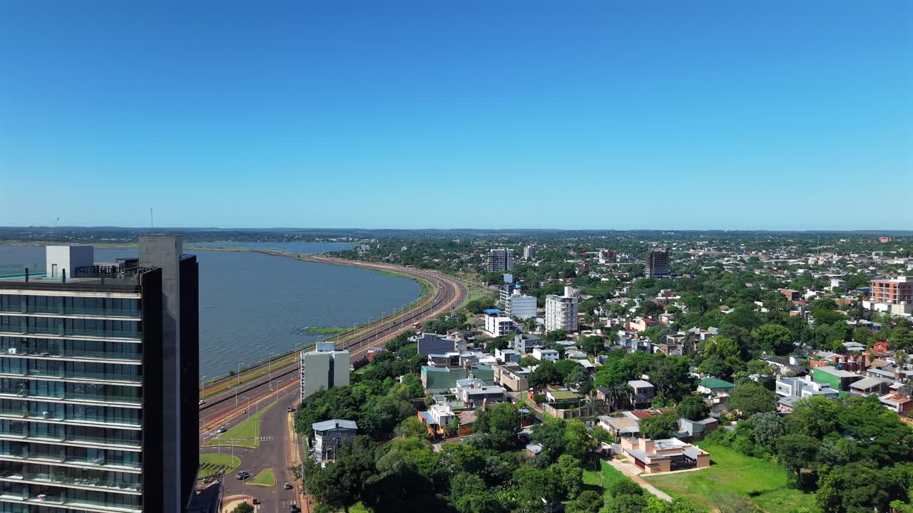 Vista aerea del lungomare di Posadas, Misiones Argentina, skyline fluviale, crescita urbana
