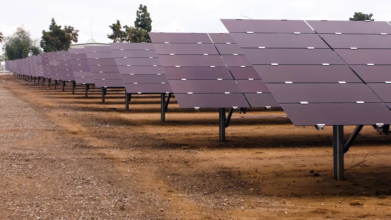 módulos solares vinculados con varios paneles fotovoltaicos en la estación de la planta de energía solar en terreno llano, pan de cierre