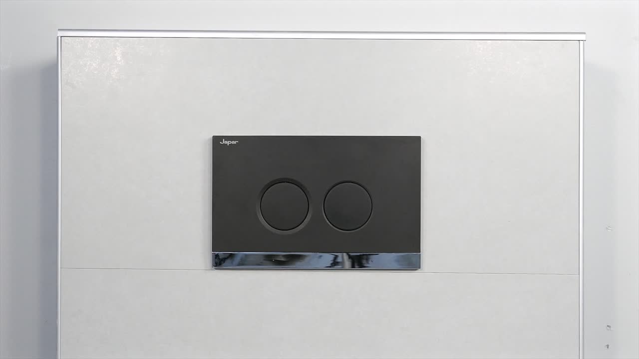 alejándose lentamente y luego acercándose al botón del sifón