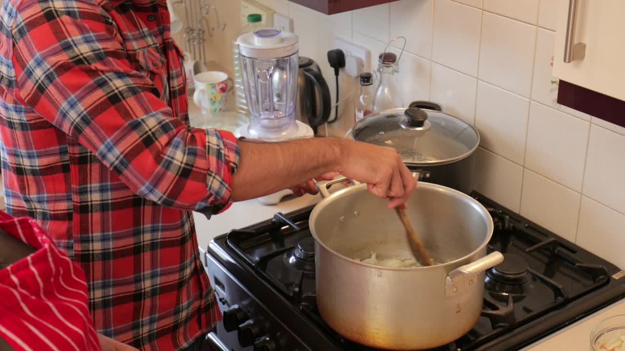 ayudando a mamá con la cocina