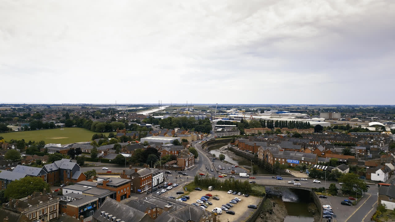 Rekaman drone udara yang menakjubkan menampilkan Boston, Lincolnshire: Pelabuhan, kapal, Gereja Saint Botolph, Jembatan Saint Botolph