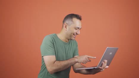 hombre de negocios mirando la computadora portátil con emoción.