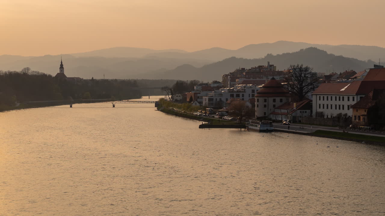 Solnedgang over en slovensk flodby