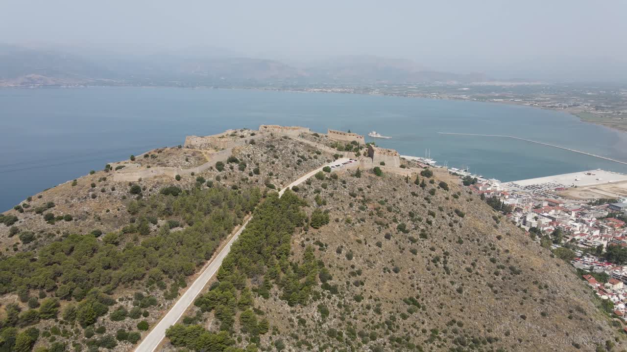 video aéreo de drones de la fortaleza medieval veneciana de palamidi construida cuesta arriba en la histórica ciudad griega de nafplio, grecia, europa