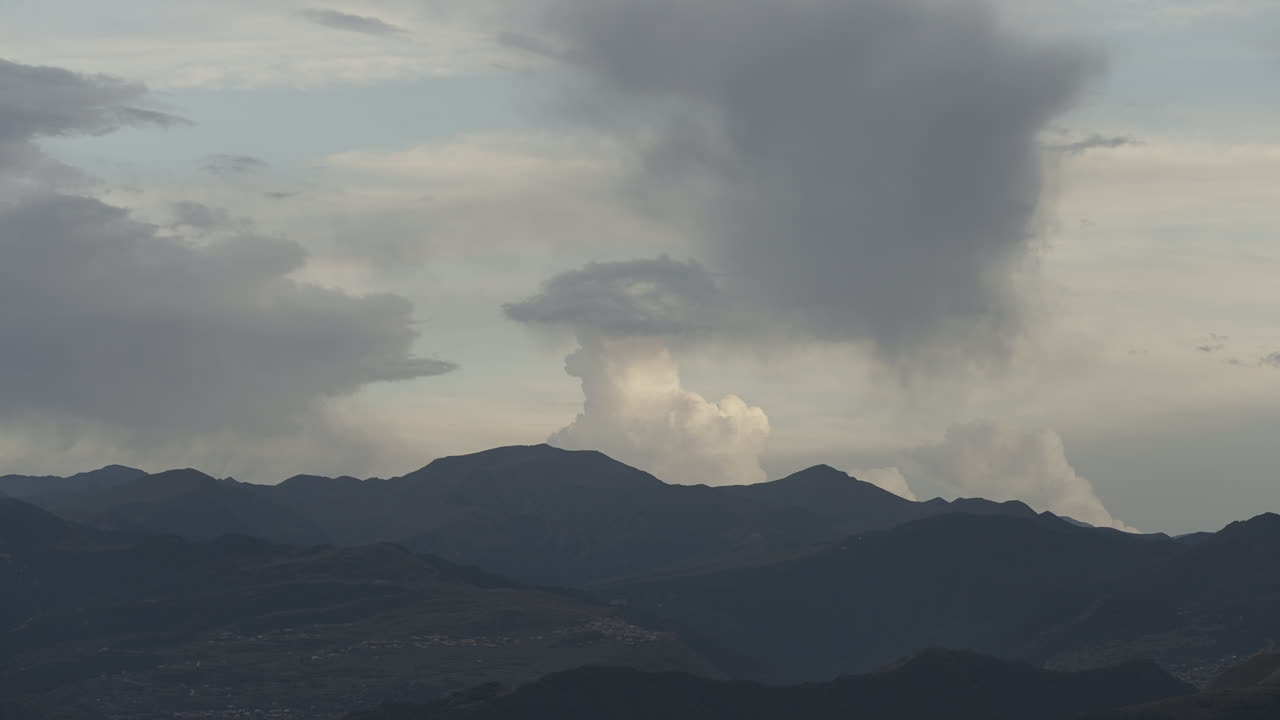 산의 구름 풍경
