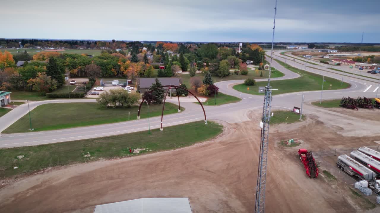 un drone de gran angular del paisaje del norte de canadá una pequeña ciudad rural de esquí pueblo de pescadores arcos de la calle principal en la comunidad de asessippi en binscarth russell manitoba canadá volar detrás de la torre