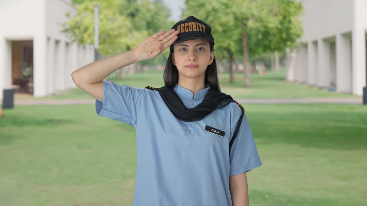 인도 여성 경비원 인사