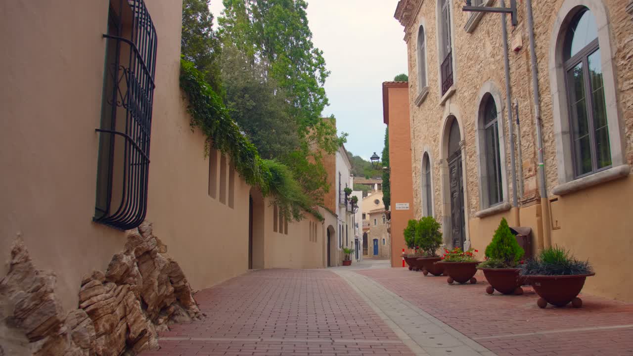 encantadoras casas antiguas en una ciudad histórica en begur costa brava españa - plano medio