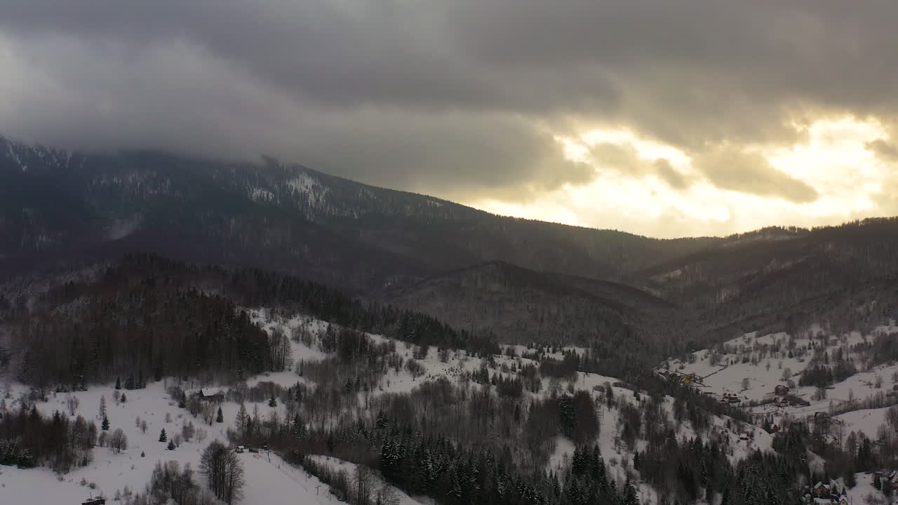 paisaje montañoso nevado al amanecer o al atardecer